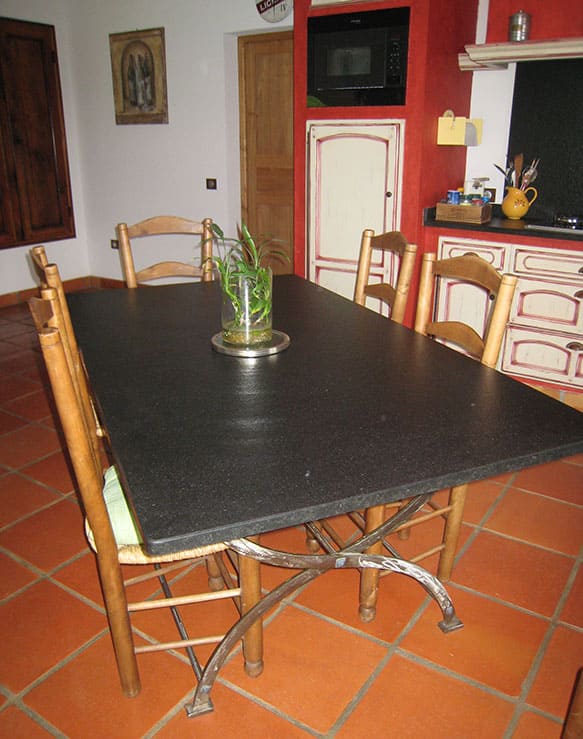 Table pierre